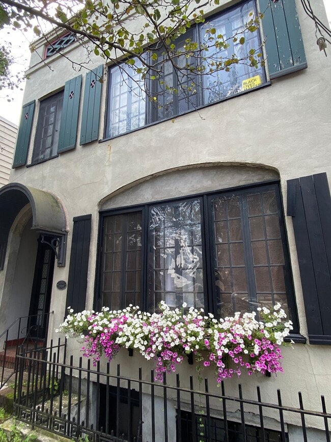 366 Hudson Ave, Unit 1st