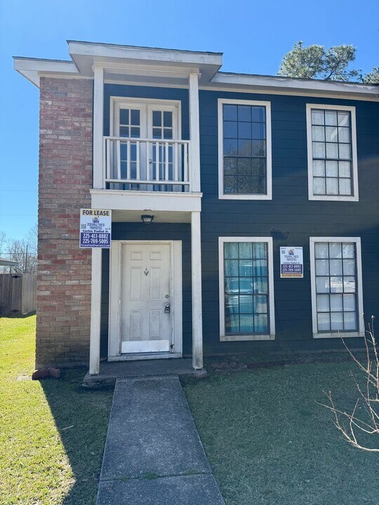 1110-1112 Willow Creek Dr in Zachary, LA - Building Photo