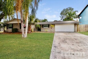 5811 Oxford Dr in Tampa, FL - Building Photo