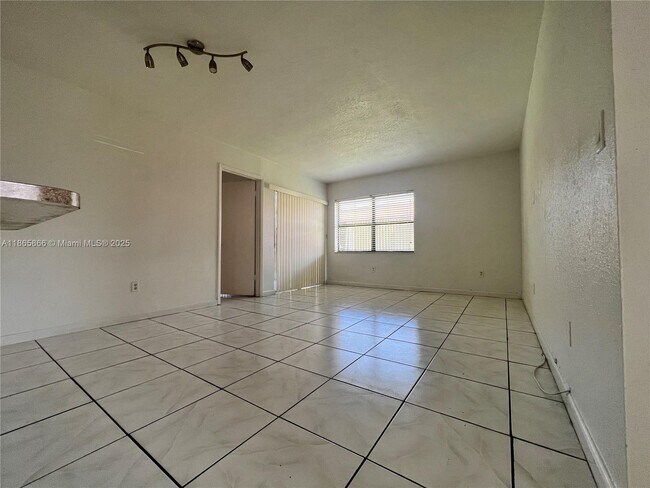 6515 W 27th Ct in Hialeah, FL - Building Photo - Building Photo