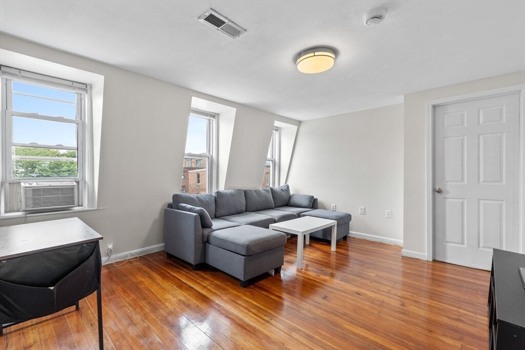 528 Medford St in Boston, MA - Building Photo