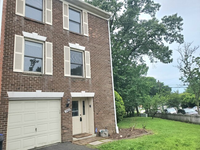 742 S Granada St in Arlington, VA - Building Photo - Building Photo