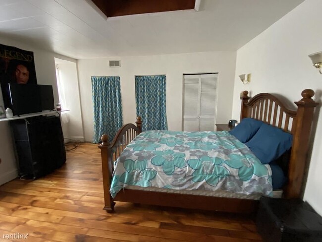 2228 Sarah St, Unit 3