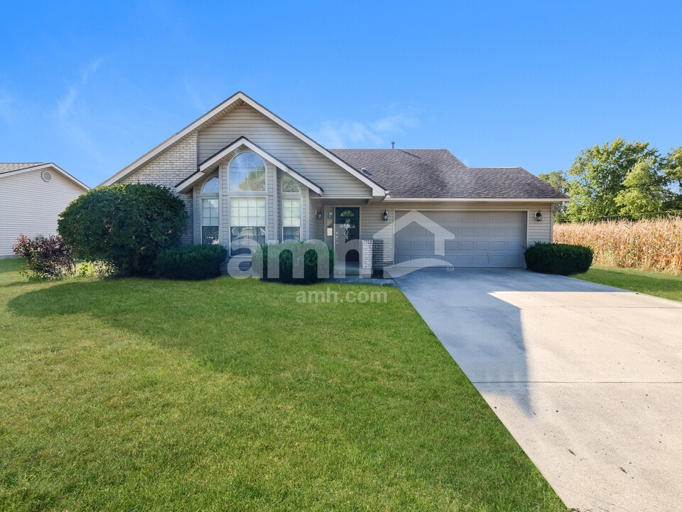 123 Shaw Rd in Englewood, OH - Building Photo