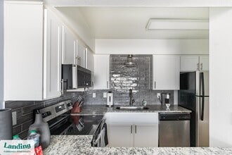 5704 W Thomas Rd in Phoenix, AZ - Foto de edificio - Building Photo