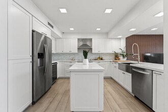 4945 SW 71st Pl in Miami, FL - Building Photo - Building Photo