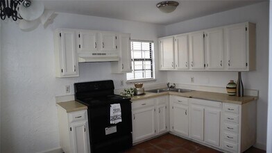6 Regency Ln in Houston, TX - Building Photo - Building Photo