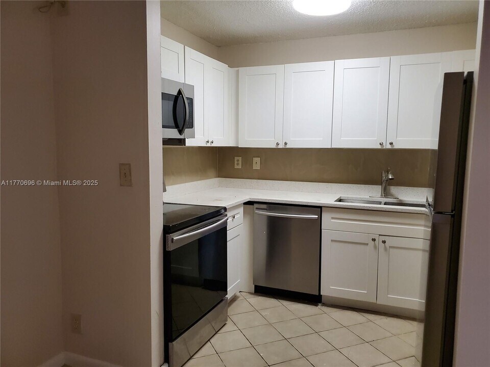 2661 Riverside Dr in Coral Springs, FL - Building Photo