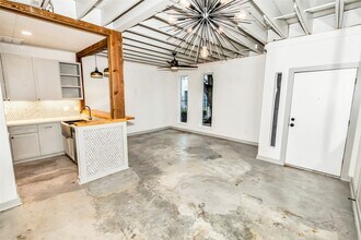 1300 Augusta Dr in Houston, TX - Building Photo - Building Photo