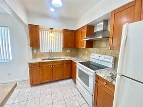 2345 Douglas St in Hollywood, FL - Building Photo - Building Photo