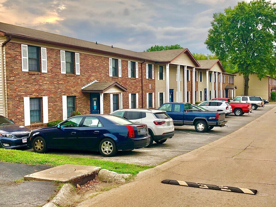 12547 James Patrick Ln in St. Louis, MO - Building Photo