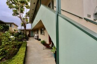 425 Cypress Dr in Laguna Beach, CA - Foto de edificio - Building Photo