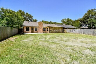2931 Jenny Dr in Sugar Land, TX - Foto de edificio - Building Photo