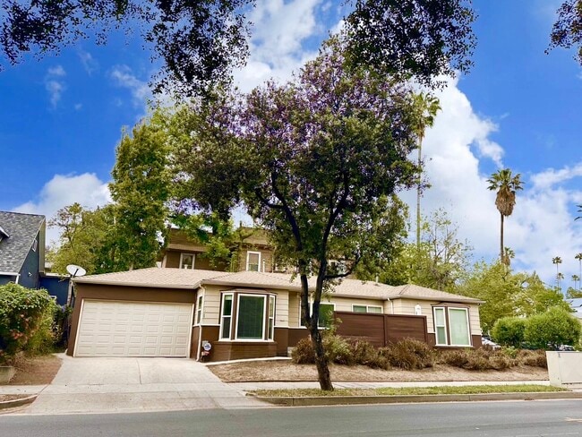 property at 915 N Los Robles Ave