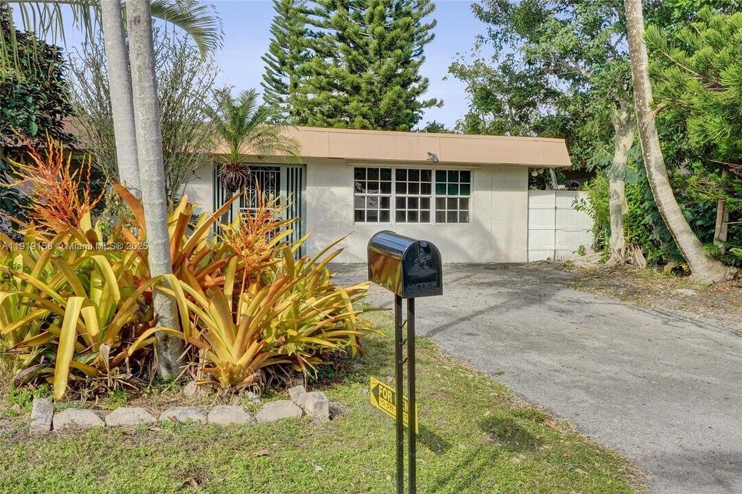 5551 SW 57th St in Davie, FL - Building Photo