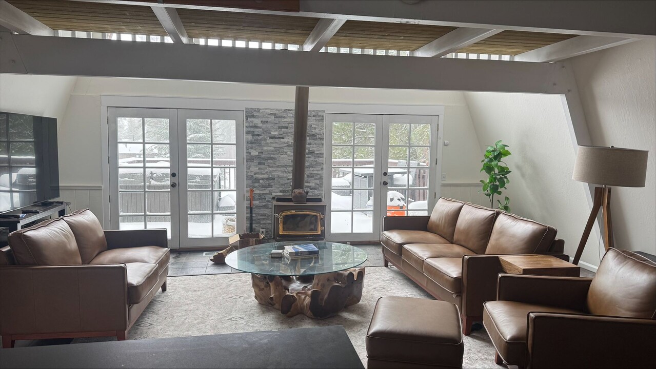 135 Twin Lakes Ln in Mammoth Lakes, CA - Building Photo