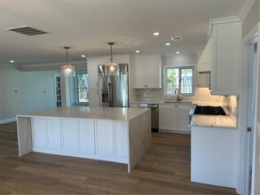 691 Russell St in Longboat Key, FL - Building Photo - Building Photo