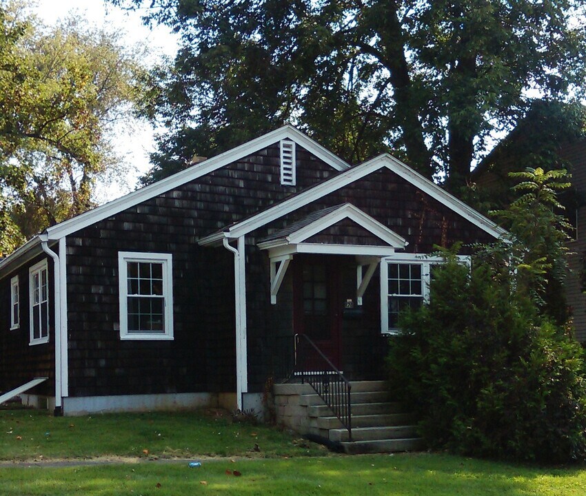120 E 17th St in Bloomington, IN - Foto de edificio