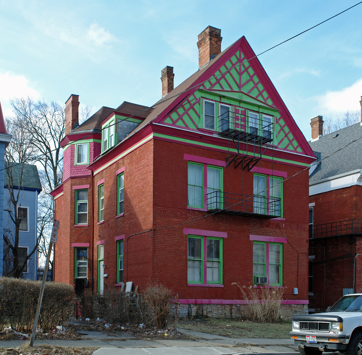 827 Oak St in Cincinnati, OH - Building Photo