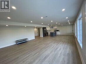 212 Scrivener Dr in Aurora, ON - Building Photo - Building Photo