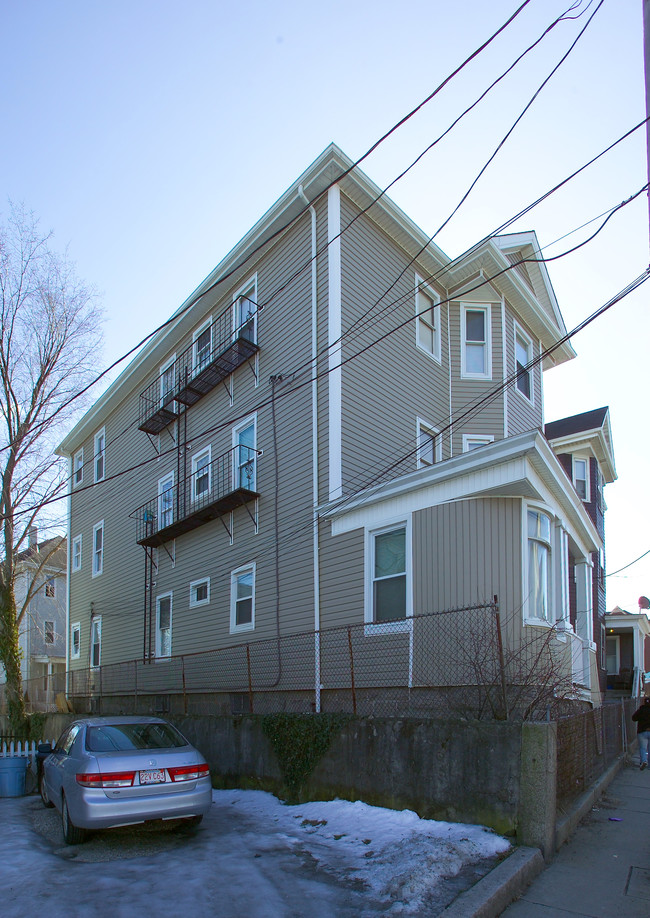 662 2nd St in Fall River, MA - Foto de edificio - Building Photo