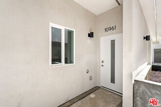 10959 Calvert St in Los Angeles, CA - Building Photo - Building Photo