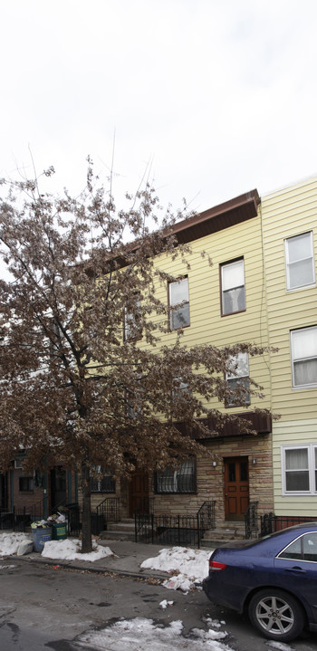 Equal sized 4 Bed Apartment in Brooklyn, NY - Building Photo