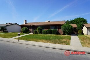 3025 N Half Moon Dr in Bakersfield, CA - Building Photo