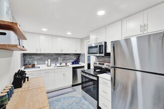 Roanoke Villas Apartments in Rochester Hills, MI - Building Photo - Building Photo