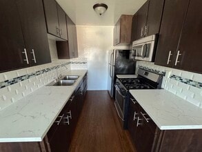 1138 S Corning St, Unit 23 in Los Angeles, CA - Foto de edificio - Building Photo