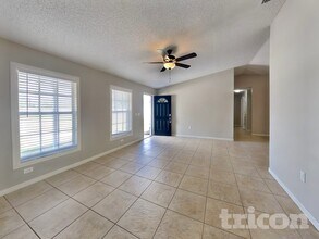 7029 Symmes Rd in Gibsonton, FL - Foto de edificio - Building Photo