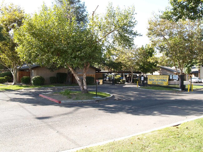 Canyon Park Village in Fresno, CA - Foto de edificio - Building Photo