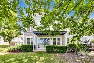 1808 Vermont Dr, Unit Vermont in Elk Grove Village, IL - Building Photo - Building Photo