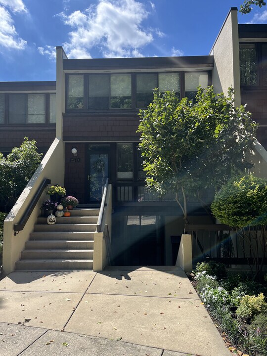 2208 S Quincy St in Arlington, VA - Building Photo