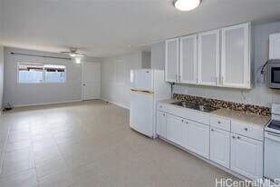1365 Kuahaka St in Pearl City, HI - Building Photo
