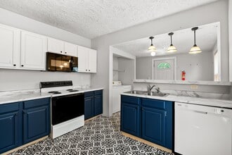 825 Oakland Dr in Kalamazoo, MI - Building Photo - Building Photo