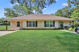 712 Seven Oaks Rd in Bonham, TX - Building Photo