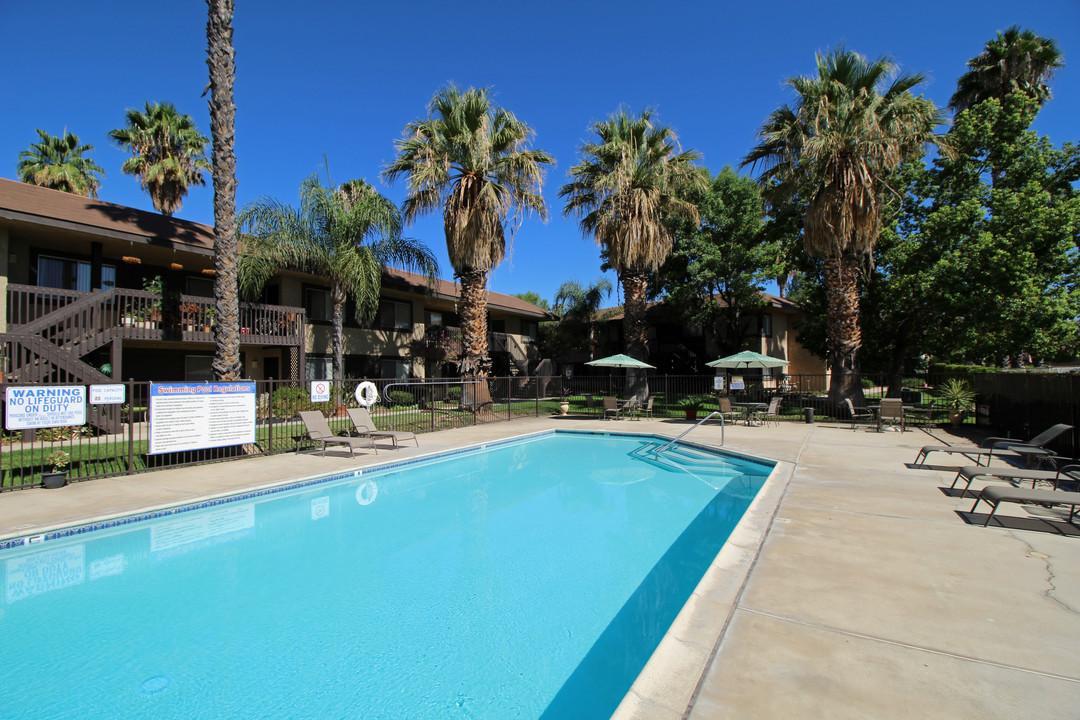 Country Hills Apartments in Perris, CA - Foto de edificio