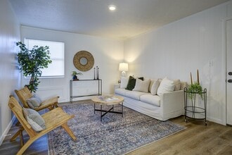 Carolina Drive - Greenville - 822 in Greeneville, TN - Building Photo - Interior Photo