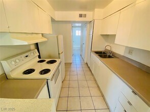 3762 Royal Crest St in Las Vegas, NV - Building Photo - Building Photo