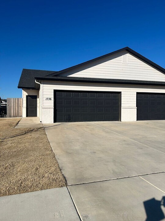 1736 E Decarsky Ct in Derby, KS - Building Photo