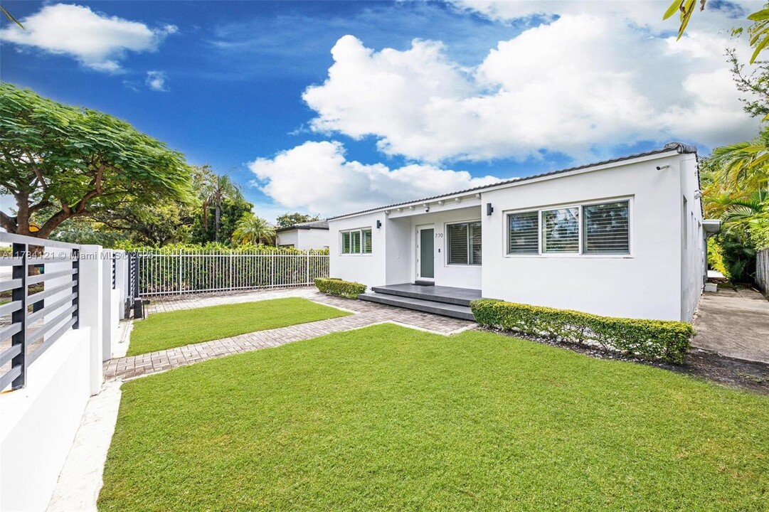 730 SW 26th Rd in Miami, FL - Building Photo