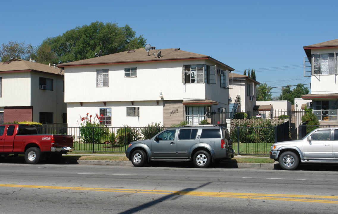 7123 Whitsett Ave in North Hollywood, CA - Building Photo