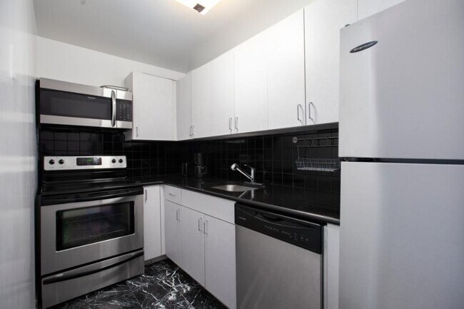 130 Water St in New York, NY - Building Photo - Building Photo