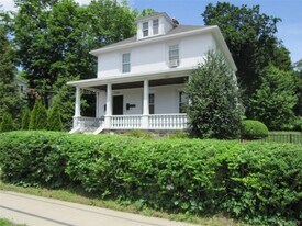 7 Meadow Ln in Pleasantville, NY - Building Photo