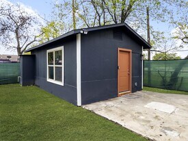 1606 W Wildwood Dr in San Antonio, TX - Building Photo