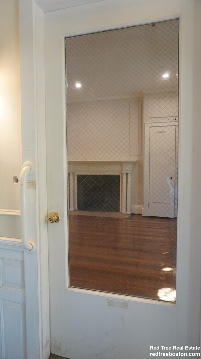 1712 Beacon St, Unit 1 in Brookline, MA - Building Photo - Building Photo
