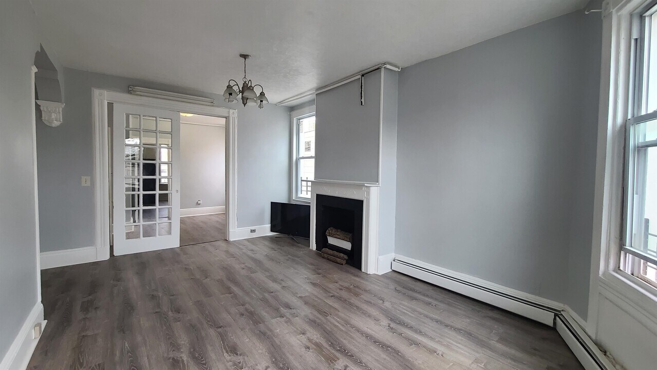 302 Summit Ave in Jersey City, NJ - Building Photo