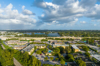 Miller Lake Apartments in Miami, FL - Foto de edificio - Building Photo