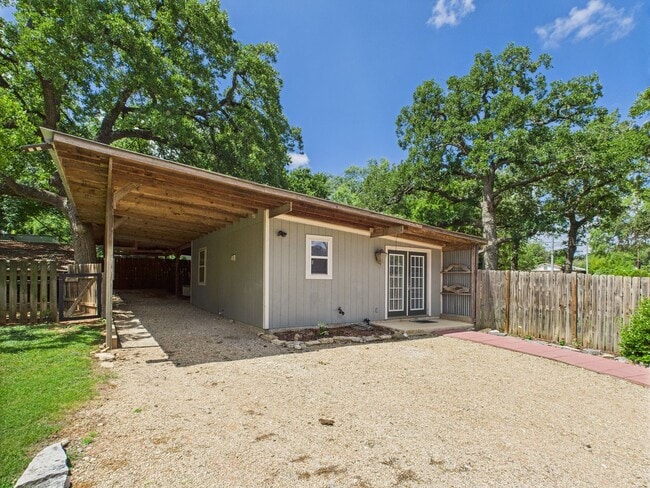 319 W Park St in Fredericksburg, TX - Building Photo - Building Photo